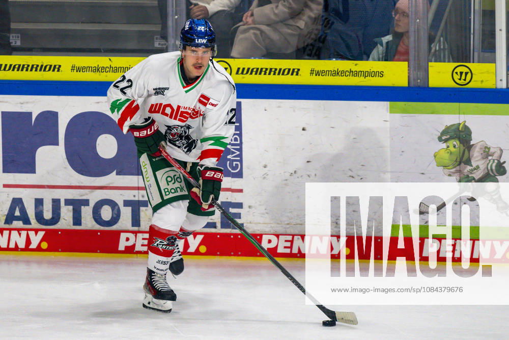 Noel Hoefenmayer (Augsburger Panther, 22) will den Puk spielen. Krefeld Pinguine vs. Augsburger Panther, Eishockey, Penny DEL, 08. Spieltag, Saison 2026 2027, 11.10.2026 Krefeld Pinguine vs. Augsburger Panther, Eishockey, Penny DEL, 08. Spieltag, Saison 2026 2027, 11.10.2026 Krefeld