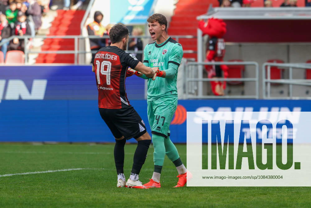 Ingolstadt, Deutschland 11. Oktober 2026: 3. Liga - 2026 2027 - 8. Spieltag - FC Ingolstadt 04 gegen SV Wehen Wiesbaden Im Bild: 2. v.li. Torwart David Klein (FCI) lächelnd nach dem verschossenen Elfmeter von Wehen auf dem Spielfeld. DFB DFL regulations prohibit any use of photographs as image sequences and or quasi-video