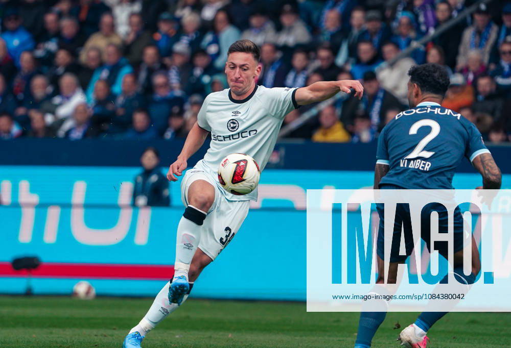 Deutschland: Fussball 2.Bundesliga 2026 2027, 7. Spieltag - VfL Bochum vs Arminia Bielefeld - Vonovia Ruhrstadion (Bochum): im Zweikampf Marius Wörl Marius Woerl (Arminia Bielefeld, 38) Sean Klaiber (VfL Bochum, 2)
