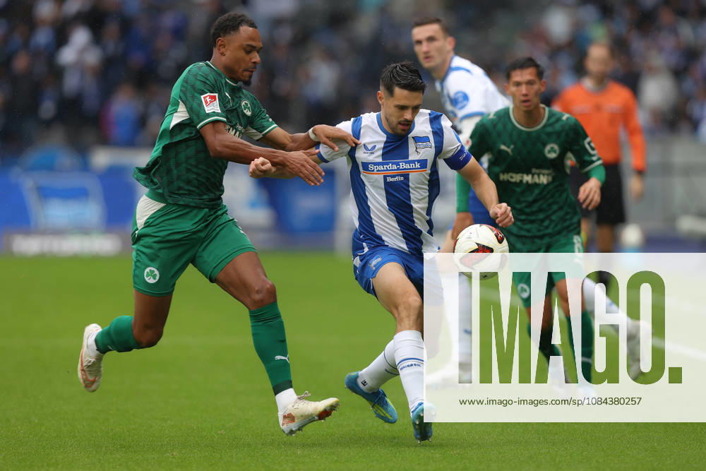 Fussball 2.Bundesliga, Hertha BSC Berlin - SpVgg Greuther Fuerth v.l. Sacha Banse (Greuther Fürth Fuerth) Josip Brekalo (Hertha BSC Berlin) Zweikampf, Aktion, action, battle for the ball Berlin