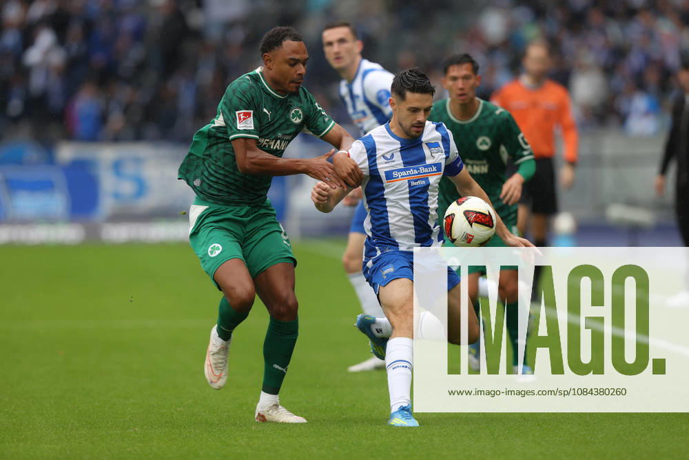 Fussball 2.Bundesliga, Hertha BSC Berlin - SpVgg Greuther Fuerth v.l. Sacha Banse (Greuther Fürth Fuerth) Josip Brekalo (Hertha BSC Berlin) Zweikampf, Aktion, action, battle for the ball Berlin