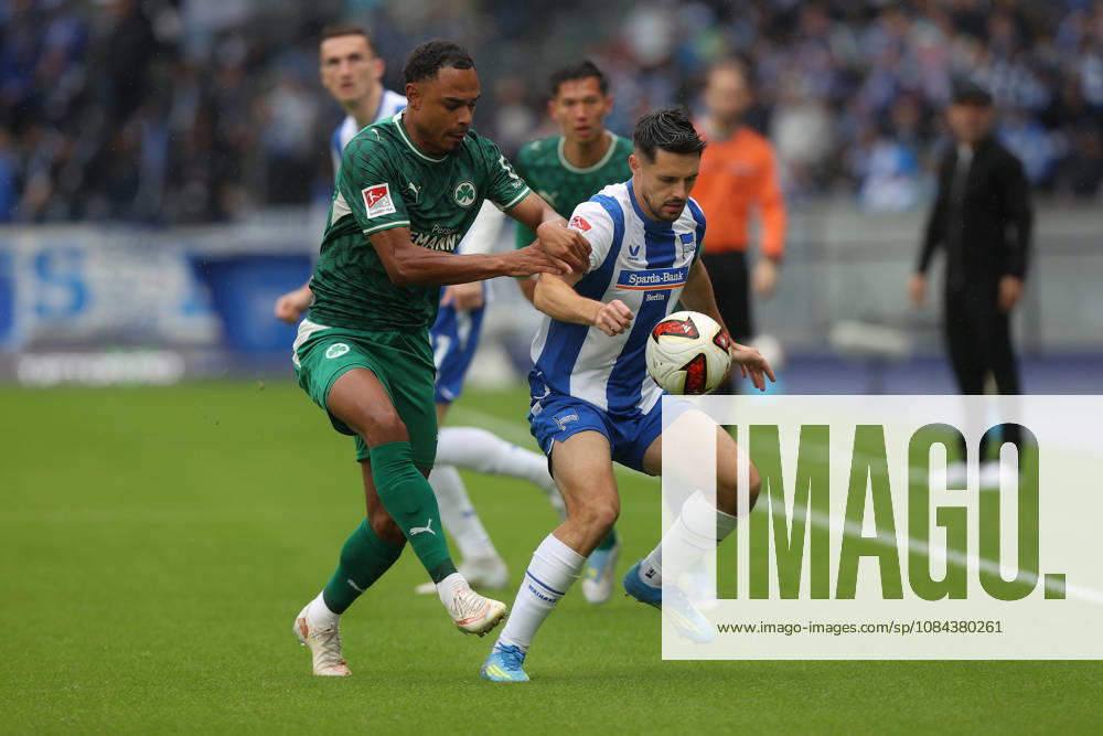 Fussball 2.Bundesliga, Hertha BSC Berlin - SpVgg Greuther Fuerth v.l. Sacha Banse (Greuther Fürth Fuerth) Josip Brekalo (Hertha BSC Berlin) Zweikampf, Aktion, action, battle for the ball Berlin
