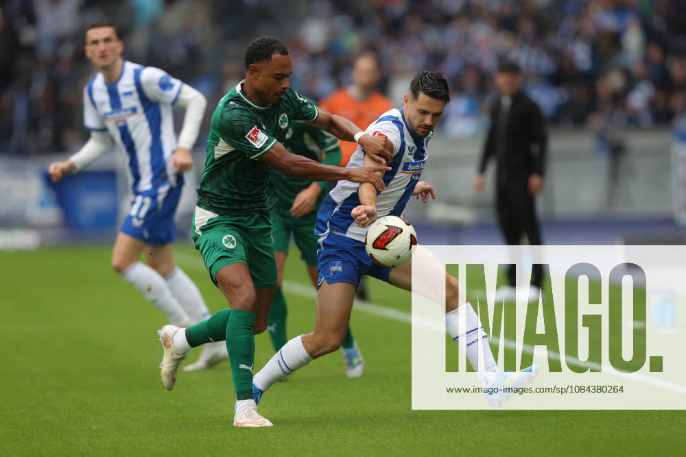 Fussball 2.Bundesliga, Hertha BSC Berlin - SpVgg Greuther Fuerth v.l. Sacha Banse (Greuther Fürth Fuerth) Josip Brekalo (Hertha BSC Berlin) Zweikampf, Aktion, action, battle for the ball Berlin