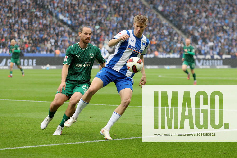 Fussball 2.Bundesliga, Hertha BSC Berlin - SpVgg Greuther Fuerth v.l. Jannis Heuer (Greuther Fürth Fuerth) Luca Schuler (Hertha BSC Berlin) Zweikampf, Aktion, action, battle for the ball Berlin