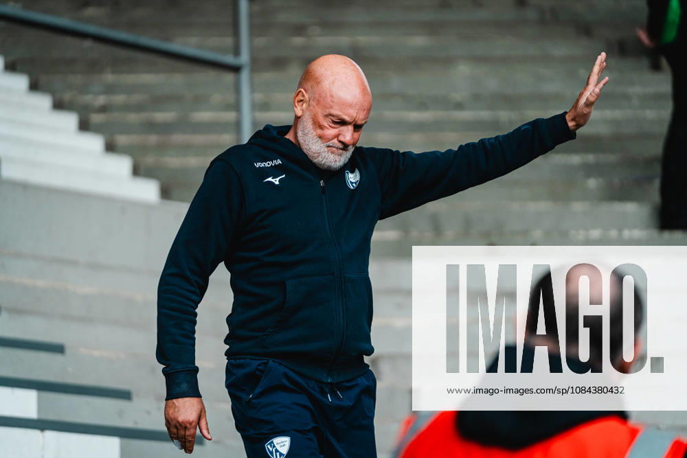 Bochum, Deutschland 11. Oktober 2026: 2. Bundesliga - 2026 2027 - 7. Spieltag - VfL Bochum 1848 gegen DSC Arminia Bielefeld Im Bild: Trainer Uwe Rösler Roesler (VfL) grüsst die Fans beim Zugang zum Stadion DFL DFB regulations prohibit any use of photographs as image sequences and or quasi-video. Vonovia Ruhrstadion Nordrhein Westfalen