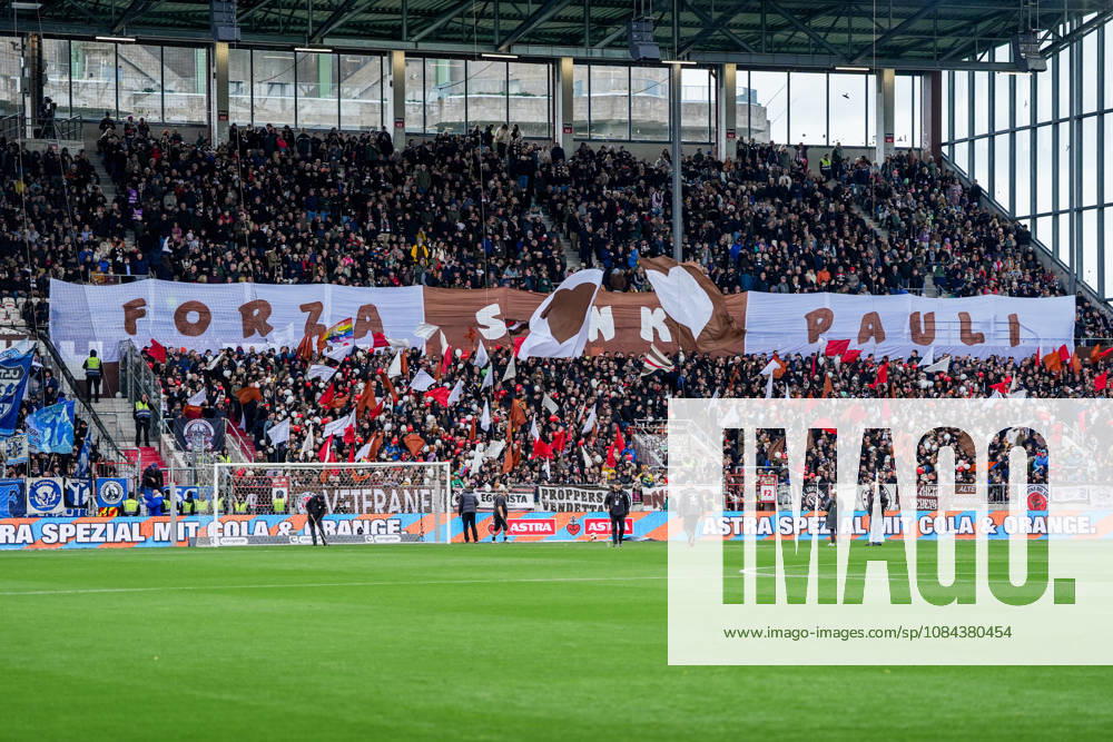 Deutschland: Fußball 2. Bundesliga 2026 27, 7. Spieltag FC St. Pauli vs Karlsruher SC Millerntor-Stadion (Hamburg St. Pauli): Fans, Stimmung, Fahnen