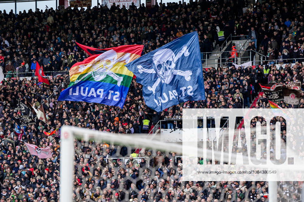 Deutschland: Fußball 2. Bundesliga 2026 27, 7. Spieltag FC St. Pauli vs Karlsruher SC Millerntor-Stadion (Hamburg St. Pauli): Fans, Stimmung, Fahnen