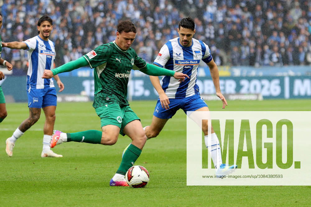 Fussball 2.Bundesliga, Hertha BSC Berlin - SpVgg Greuther Fuerth v.l. Lukas Reich (Greuther Fürth Fuerth) Josip Brekalo (Hertha BSC Berlin) Zweikampf, Aktion, action, battle for the ball Berlin