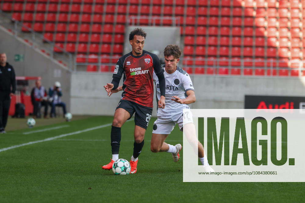 Ingolstadt, Deutschland 11. Oktober 2026: 3. Liga - 2026 2027 - 8. Spieltag - FC Ingolstadt 04 gegen SV Wehen Wiesbaden Im Bild: v. li. im Zweikampf Nishan Velupillay (FCI) und Ben Nink (SVWW) DFB DFL regulations prohibit any use of photographs as image sequences and or quasi-video