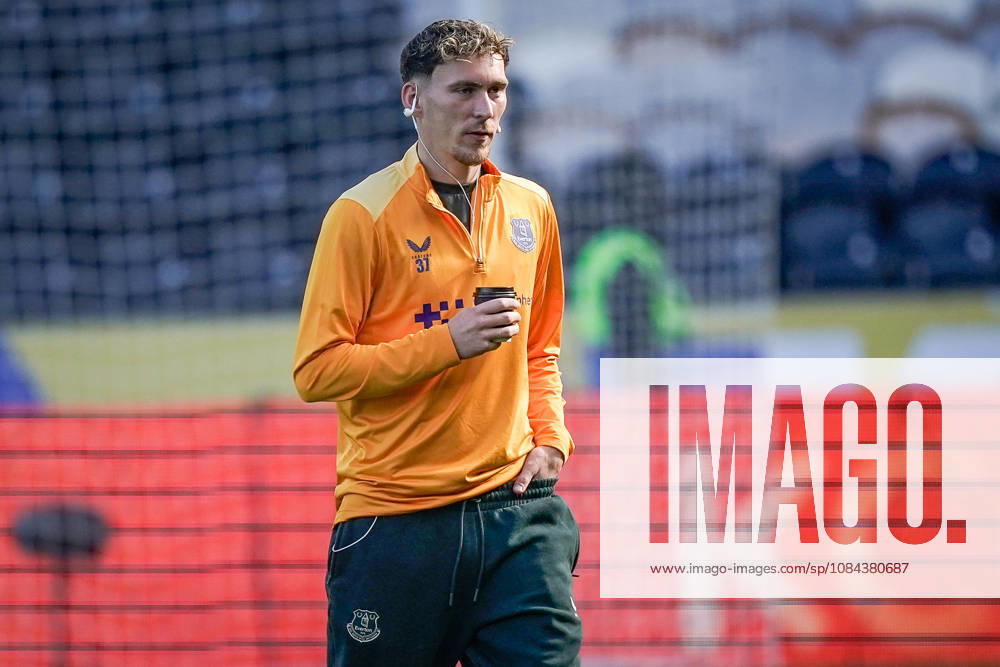 Premier League: Hull City v Everton James Garner of Everton inspects the pitch prior to kick off during the Premier League match Hull City vs Everton at MKM Stadium, Hull, United Kingdom on 11 October 2026 (Photo by Maynard Manyowa News Images) Hull MKM Stadium East Riding of Yorkshire United Kingdom