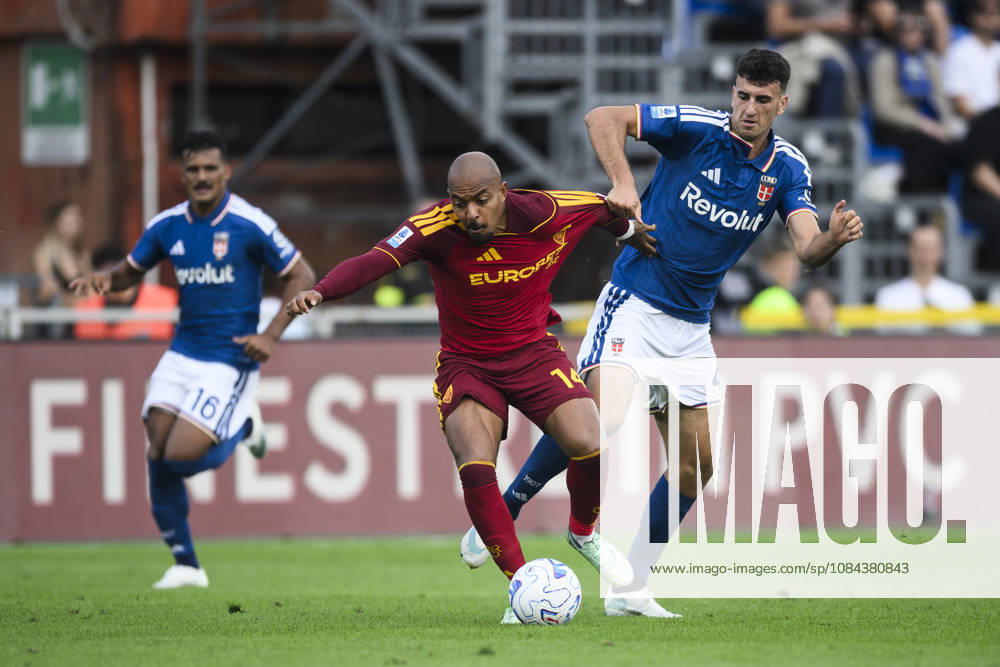 Como 1907 v AS Roma - Serie A Donyell Malen of AS Roma competes for the ball with Jacobo Ramon of Como 1907 during the Serie A football match between Como 1907 and AS Roma. Como Italy