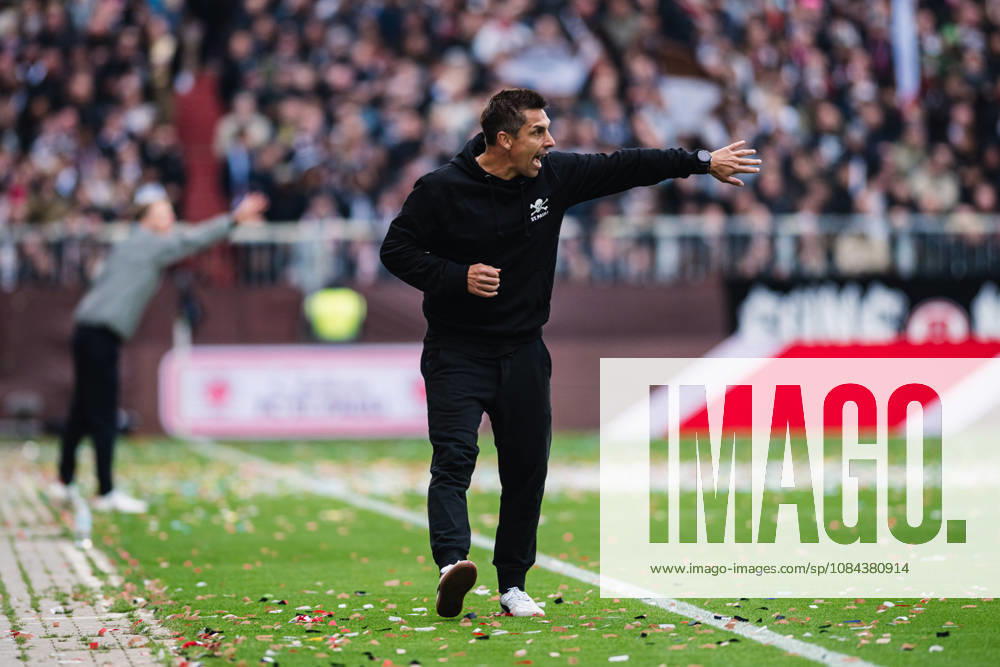2. Bundesliga: FC St. Pauli vs. Karlsruher SC, 11.10.2026 Marcel Rapp (Trainer FC St. Pauli) an der Seitenlinie, ruft, schreit, brüllt; Fußball, 2. Bundesliga, 7. Spieltag: FC St. Pauli vs. Karlsruher SC am 11.10.2026 im Millerntor-Stadion, Hamburg DFL REGULATIONS PROHIBIT ANY USE OF PHOTOGRAPHS AS IMAGE SEQUENCES AND OR QUASI-VIDEO.