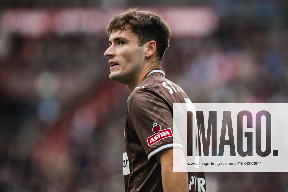 2. Bundesliga: FC St. Pauli vs. Karlsruher SC, 11.10.2026 Arkadiusz Pyrka (FC St. Pauli, 11)); Fußball, 2. Bundesliga, 7. Spieltag: FC St. Pauli vs. Karlsruher SC am 11.10.2026 im Millerntor-Stadion, Hamburg DFL REGULATIONS PROHIBIT ANY USE OF PHOTOGRAPHS AS IMAGE SEQUENCES AND OR QUASI-VIDEO.