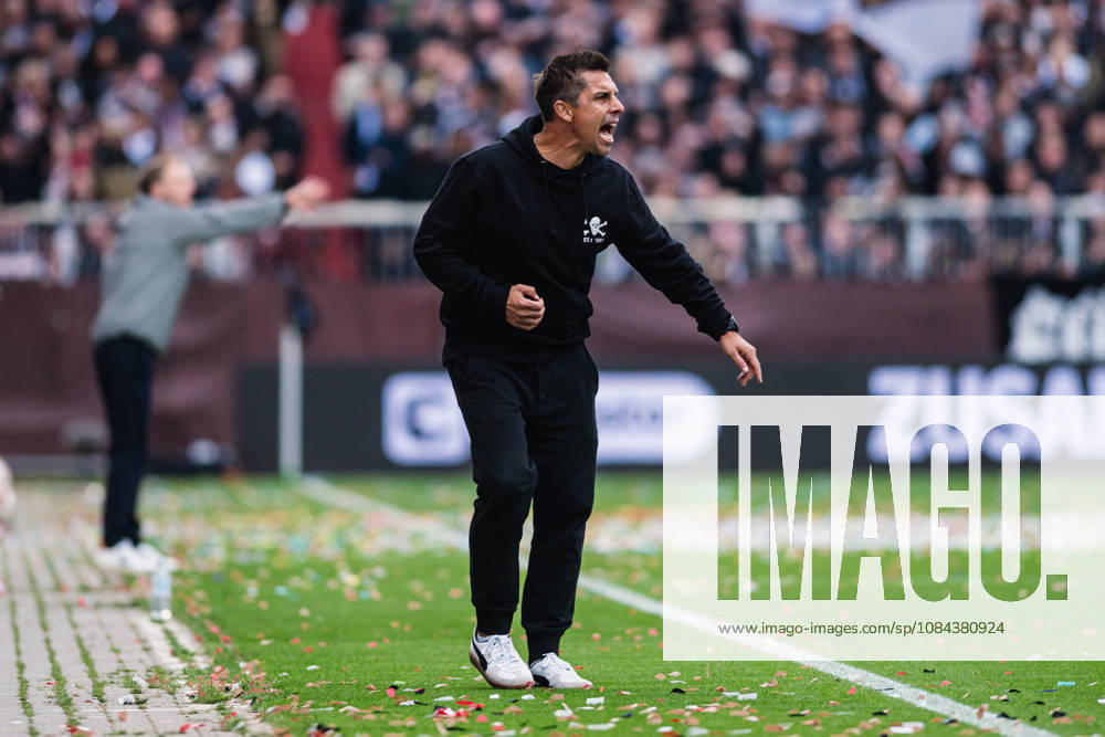 2. Bundesliga: FC St. Pauli vs. Karlsruher SC, 11.10.2026 Marcel Rapp (Trainer FC St. Pauli) an der Seitenlinie, ruft, schreit, brüllt; Fußball, 2. Bundesliga, 7. Spieltag: FC St. Pauli vs. Karlsruher SC am 11.10.2026 im Millerntor-Stadion, Hamburg DFL REGULATIONS PROHIBIT ANY USE OF PHOTOGRAPHS AS IMAGE SEQUENCES AND OR QUASI-VIDEO.