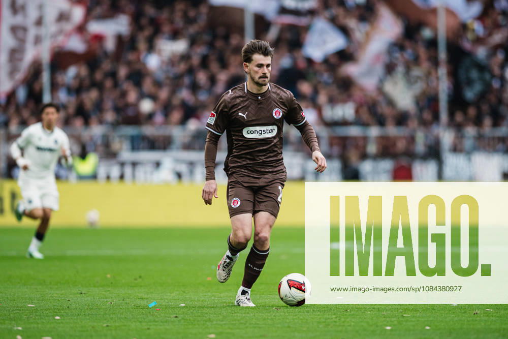 2. Bundesliga: FC St. Pauli vs. Karlsruher SC, 11.10.2026 Connor Metcalfe (FC St. Pauli, 24); Fußball, 2. Bundesliga, 7. Spieltag: FC St. Pauli vs. Karlsruher SC am 11.10.2026 im Millerntor-Stadion, Hamburg DFL REGULATIONS PROHIBIT ANY USE OF PHOTOGRAPHS AS IMAGE SEQUENCES AND OR QUASI-VIDEO.