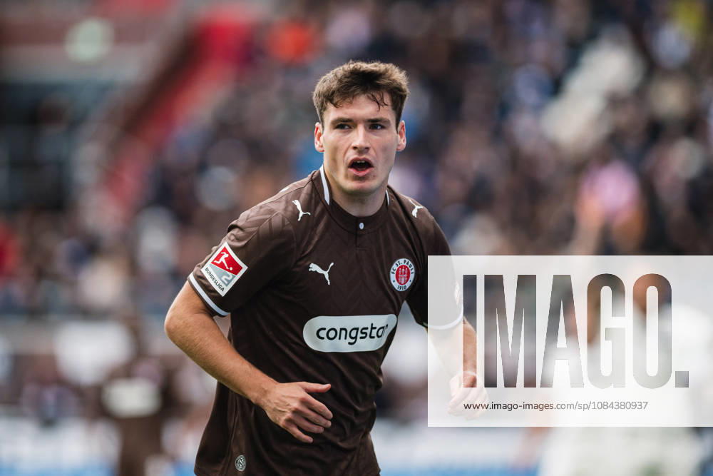 2. Bundesliga: FC St. Pauli vs. Karlsruher SC, 11.10.2026 Arkadiusz Pyrka (FC St. Pauli, 11)); Fußball, 2. Bundesliga, 7. Spieltag: FC St. Pauli vs. Karlsruher SC am 11.10.2026 im Millerntor-Stadion, Hamburg DFL REGULATIONS PROHIBIT ANY USE OF PHOTOGRAPHS AS IMAGE SEQUENCES AND OR QUASI-VIDEO.