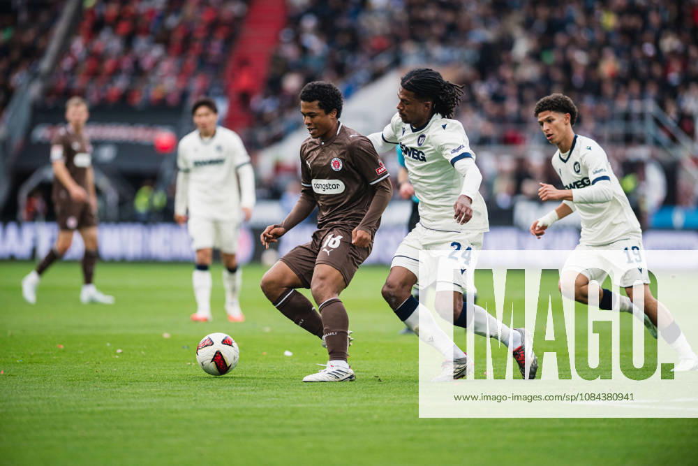 2. Bundesliga: FC St. Pauli vs. Karlsruher SC, 11.10.2026 Joel Fujita (FC St. Pauli, 16) gegen Sandro Trà moulet (Karlsruher SC, 24); Fußball, 2. Bundesliga, 7. Spieltag: FC St. Pauli vs. Karlsruher SC am 11.10.2026 im Millerntor-Stadion, Hamburg DFL REGULATIONS PROHIBIT ANY USE OF PHOTOGRAPHS AS IMAGE SEQUENCES AND OR QUASI-VIDEO.