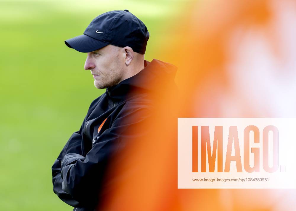 ZEIST - National coach Arjan Veurink during a training session of the Dutch women s football team in preparation for the World Cup qualifying match against Hungary. SANDER KONING ANP ANPxSportx IVx 572121751 originalFilename: 572121751