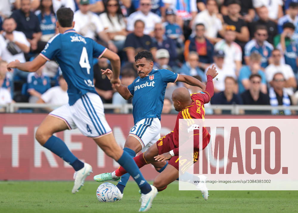 Como 1907 v AS Roma - Serie A - Season 2026-2027 Como, Italy, 11th October 2026. Donyell Malen of AS Roma makes a rash challenge on Kaiki Bruno Da Silva of Como 1907, deemed worthy of a red card by the Referee Michael Fabbri during the Como 1907 vs AS Roma Serie A match at Stadio Giuseppe Sinigaglia, Como. Picture credit should read: Jonathan Moscrop Como Stadio Giuseppe Sinigaglia Italy