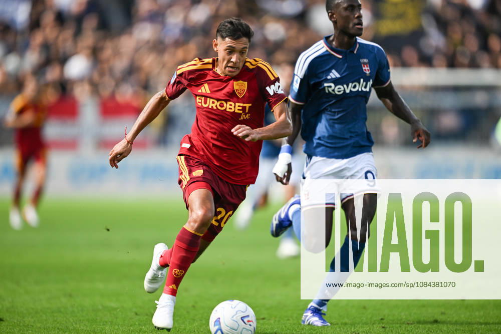 Nahuel Molina of AS Roma in action during the Serie A soccer match between Como Calcio and AS Roma at the Giuseppe Sinigaglia stadium in Como, north Italy - October 11, 2026 - Soccer.
