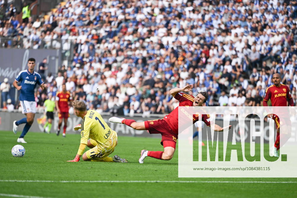 Jean Butez of Como Calcio fights for the ball with Marten de Roon AS Roma during the Serie A soccer match between Como Calcio and AS Roma at the Giuseppe Sinigaglia stadium in Como, north Italy - October 11, 2026 - Soccer.