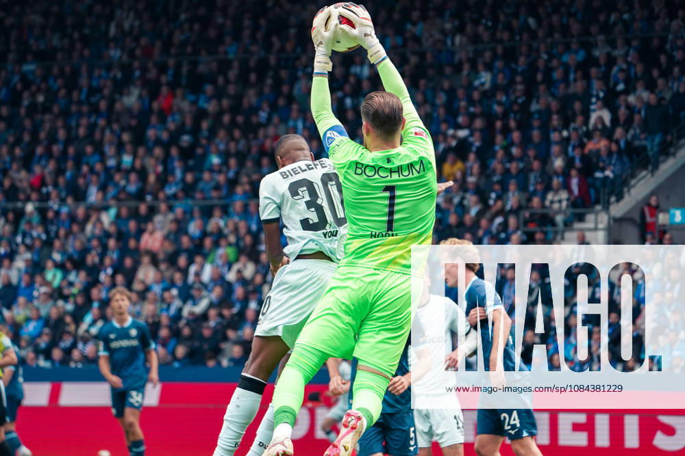 Deutschland: Fussball 2.Bundesliga 2026 2027, 7. Spieltag - VfL Bochum vs Arminia Bielefeld - Vonovia Ruhrstadion (Bochum): Parade des Torhüters Timo Horn (VfL Bochum, 1)