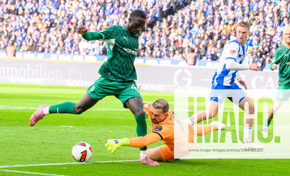Fussball - Saison 2026 2027 - 2. Fussball - Bundesliga - 07. Spieltag: Hertha BSC Berlin - SpVgg Greuther Fürth ( Kleeblatt ) - Sportfoto Zink - - DFL regulations prohibit any use of photographs as image sequences and or quasi-video - only for editorial use - Omar Sillah (42, SpVgg Greuther Fürth ) Marius Gersbeck (35, Hertha BSC ) Chance Torchance