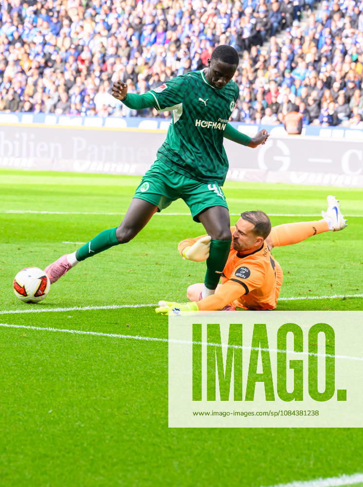 Fussball - Saison 2026 2027 - 2. Fussball - Bundesliga - 07. Spieltag: Hertha BSC Berlin - SpVgg Greuther Fürth ( Kleeblatt ) - Sportfoto Zink - - DFL regulations prohibit any use of photographs as image sequences and or quasi-video - only for editorial use - Omar Sillah (42, SpVgg Greuther Fürth ) Marius Gersbeck (35, Hertha BSC ) Chance Torchance