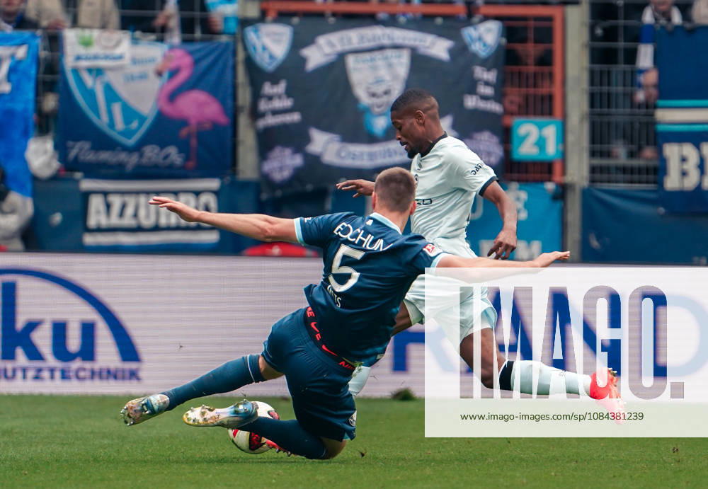 Deutschland: Fussball 2.Bundesliga 2026 2027, 7. Spieltag - VfL Bochum vs Arminia Bielefeld - Vonovia Ruhrstadion (Bochum): Grätsche Karol Mets (VfL Bochum, 5) Isaiah Young (Arminia Bielefeld, 30)