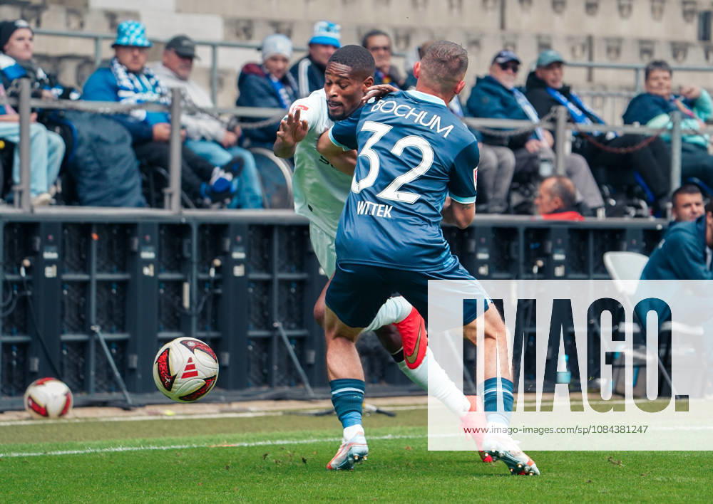 Deutschland: Fussball 2.Bundesliga 2026 2027, 7. Spieltag - VfL Bochum vs Arminia Bielefeld - Vonovia Ruhrstadion (Bochum): Zweikampf Maximilian Wittek (VfL Bochum, 32) Isaiah Young (Arminia Bielefeld, 30)