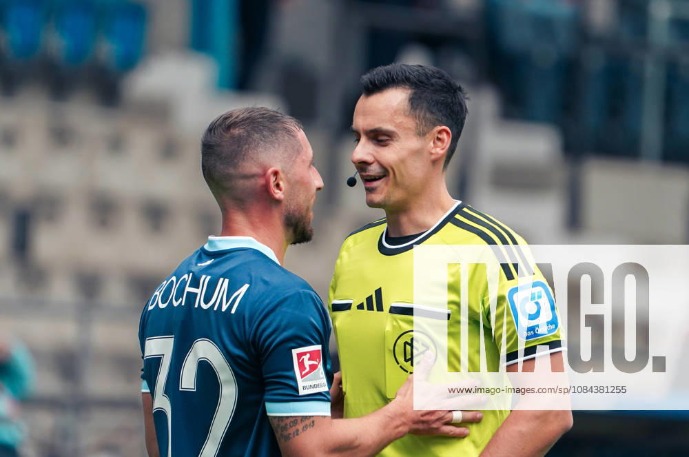 Deutschland: Fussball 2.Bundesliga 2026 2027, 7. Spieltag - VfL Bochum vs Arminia Bielefeld - Vonovia Ruhrstadion (Bochum): Schiedsrichter Konrad Oldhafer Maximilian Wittek (VfL Bochum, 32)