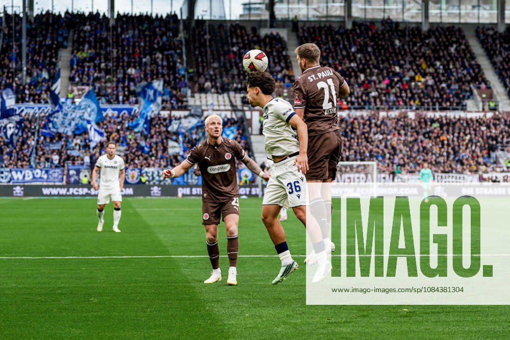 Deutschland: Fußball 2. Bundesliga 2026 27, 7. Spieltag FC St. Pauli vs Karlsruher SC Millerntor-Stadion (Hamburg St. Pauli): Rafael Pinto Pedrosa (Karlsruher SC, 36), Lars Ritzka (FC St. Pauli, 21), Louis Oppie (FC St. Pauli, 23)