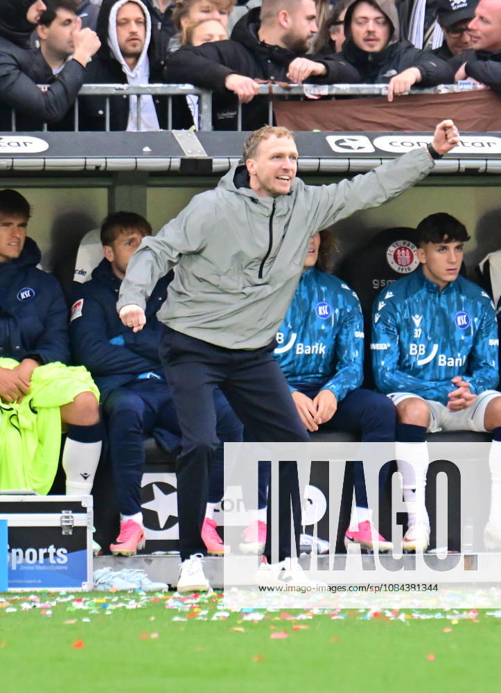 GER Fußball, Männer, 2.BL, Spieltag 5, Saison 2026 2027, Hamburg, FC St. Pauli vs Karlsruher SC Trainer Maximilian Senft (Karlsruhe) DFB DFL regulations prohibit any use of photographs as image sequences and or quasi-video) Hamburg Millerntorstadion Hamburg Deutschland
