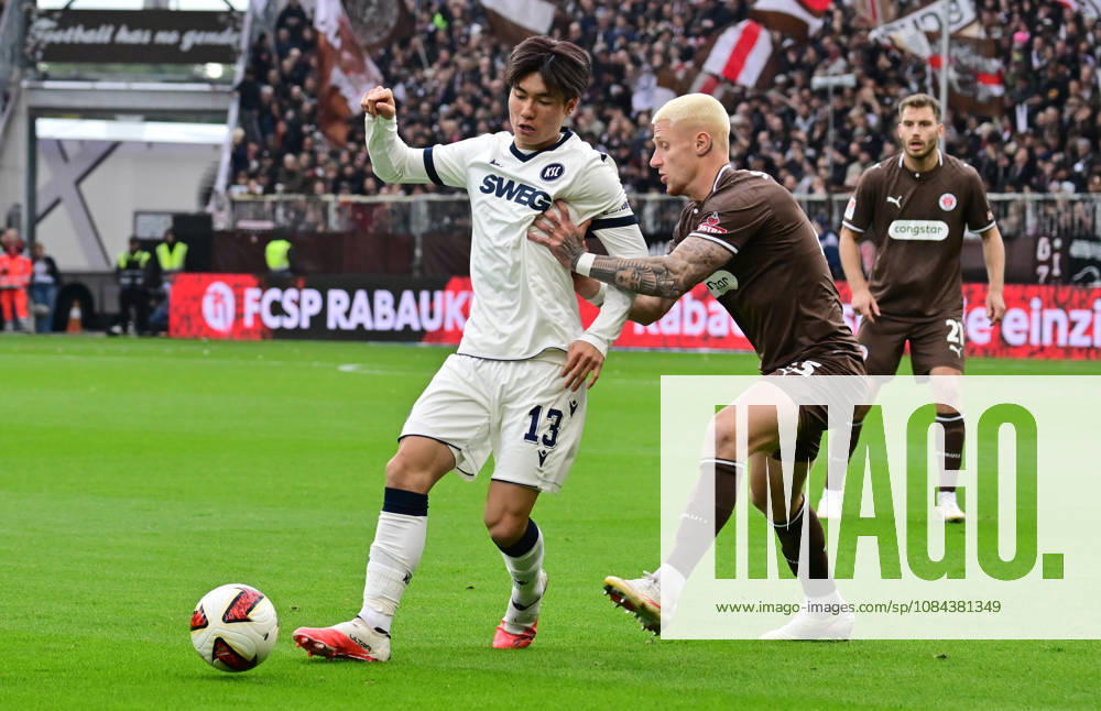 GER Fußball, Männer, 2.BL, Spieltag 5, Saison 2026 2027, Hamburg, FC St. Pauli vs Karlsruher SC Shio Fukuda (Karlsruhe 13 versucht sich gegen Louis Oppie (Pauli 23) durchzusetzen DFB DFL regulations prohibit any use of photographs as image sequences and or quasi-video) Hamburg Millerntorstadion Hamburg Deutschland