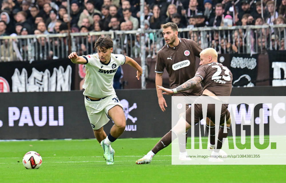 GER Fußball, Männer, 2.BL, Spieltag 5, Saison 2026 2027, Hamburg, FC St. Pauli vs Karlsruher SC Rafael Pinto Pedrosa (Karlsruhe 36) versucht sich gegen Louis Oppie (Pauli 23) durchzusetzen DFB DFL regulations prohibit any use of photographs as image sequences and or quasi-video) Hamburg Millerntorstadion Hamburg Deutschland