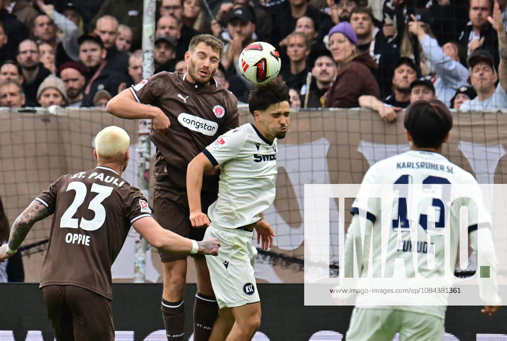 GER Fußball, Männer, 2.BL, Spieltag 5, Saison 2026 2027, Hamburg, FC St. Pauli vs Karlsruher SC Rafael Pinto Pedrosa (Karlsruhe 36) versucht sich gegen Lars Ritzka (Pauli 21) durchzusetzen DFB DFL regulations prohibit any use of photographs as image sequences and or quasi-video) Hamburg Millerntorstadion Hamburg Deutschland
