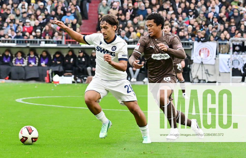 GER Fußball, Männer, 2.BL, Spieltag 5, Saison 2026 2027, Hamburg, FC St. Pauli vs Karlsruher SC Danyal Zor (Karlsruhe 26) versucht sich gegen Joel Chima Fujita (Pauli 16) durchzusetzen DFB DFL regulations prohibit any use of photographs as image sequences and or quasi-video) Hamburg Millerntorstadion Hamburg Deutschland