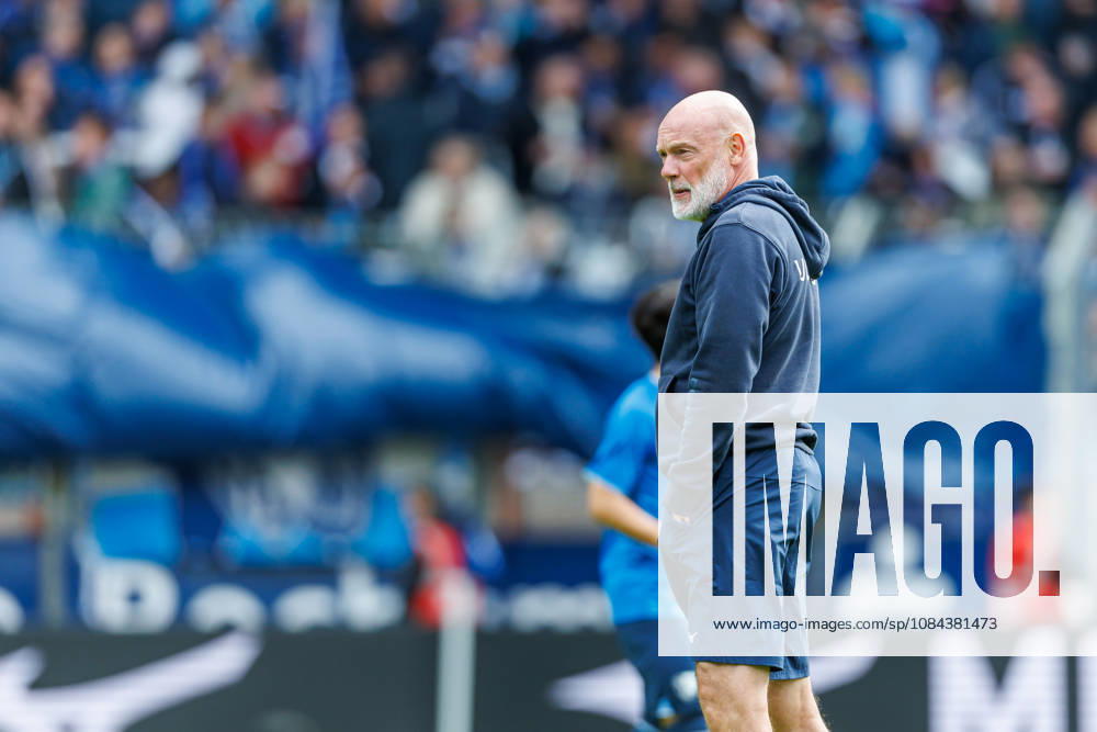 Trainer Uwe Roesler (VfL Bochum) schaut waehrend des Spiels der 2. Bundesliga zwischen VfL Bochum und Arminia Bielefeld, Ruhrstadion am 11. October 2026 in Bochum, Deutschland. (Foto von Mario Hommes DeFodi Images) +++ Trainer Uwe Roesler (VfL Bochum) looks on during the 2nd Bundesliga match between VfL Bochum and Arminia Bielefeld at Vonovia Ruhrstadion on October 11, 2026 in Bochum, Germany. (Photo by Mario Hommes DeFodi Images) DFB DFL REGULATIONS PROHIBIT ANY USE OF PHOTOGRAPHS AS IMAGE SEQUENCES AND OR QUASI-VIDEO. (Photo by Mario Hommes DeFodi Images) -