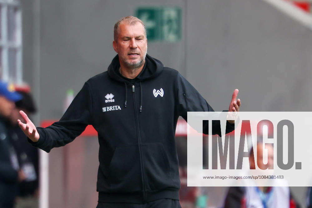 Ingolstadt, Deutschland 11. Oktober 2026: 3. Liga - 2026 2027 - 8. Spieltag - FC Ingolstadt 04 gegen SV Wehen Wiesbaden Im Bild: Trainer Jochen Seitz (SVWW) gestikuliert auf dem Spielfeld. DFB DFL regulations prohibit any use of photographs as image sequences and or quasi-video
