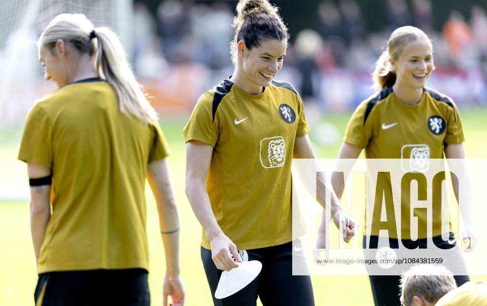 ZEIST - Dominique Janssen and Sophie Proost during a training session of the Dutch women s football team in preparation for the World Cup qualifying match against Hungary. SANDER KONING ANP ANPxSportx IVx 572122542 originalFilename: 572122542