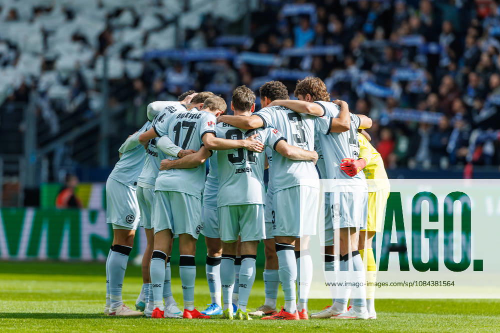 . Die Spieler von DSC Arminia Bielefeld bilden einen Teamkreis waehrend des Spiels der 2. Bundesliga zwischen VfL Bochum und Arminia Bielefeld, Ruhrstadion am 11. October 2026 in Bochum, Deutschland. (Foto von Mario Hommes DeFodi Images) +++ . The players of DSC Arminia Bielefeld form a circle during the 2nd Bundesliga match between VfL Bochum and Arminia Bielefeld at Vonovia Ruhrstadion on October 11, 2026 in Bochum, Germany. (Photo by Mario Hommes DeFodi Images) DFB DFL REGULATIONS PROHIBIT ANY USE OF PHOTOGRAPHS AS IMAGE SEQUENCES AND OR QUASI-VIDEO. (Photo by Mario Hommes DeFodi Images) -