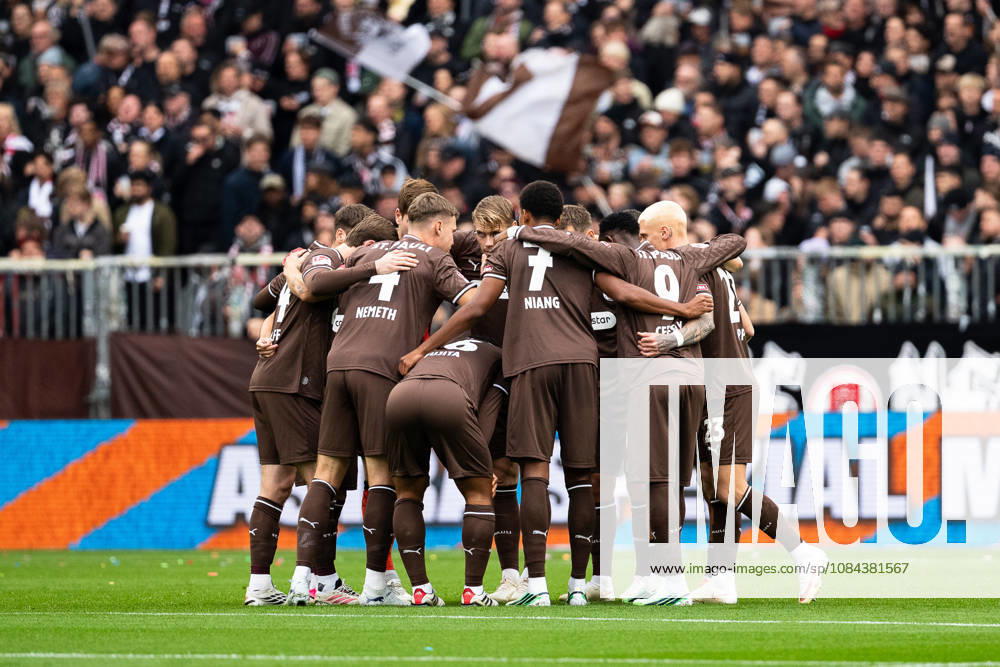 St. Pauli Mannschaft beim Kreis vor Anpfiff, GER, FC St. Pauli vs. Karlsruher SC, Fussball, 2. Bundesliga, Spieltag 7, Saison 2026 2027, 11.10.2026 DFL REGULATIONS PROHIBIT ANY USE OF PHOTOGRAPHS AS IMAGE SEQUENCES AND OR QUASI-VIDEO GER, FC St. Pauli vs. Karlsruher SC, Fussball, 2. Bundesliga, Spieltag 7, Saison 2026 2027, 11.10.2026 Hamburg