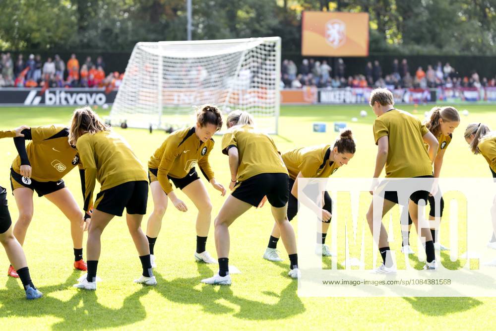 ZEIST - Dominique Janssen and Sophie Proost during a training session of the Dutch women s football team in preparation for the World Cup qualifying match against Hungary. SANDER KONING ANP ANPxSportx IVx 572122577 originalFilename: 572122577