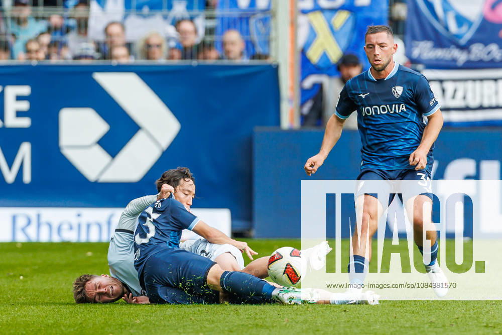 Joel Grodowski (DSC Arminia Bielefeld) und Koji Miyoshi (VfL Bochum) im Zweikampf waehrend des Spiels der 2. Bundesliga zwischen VfL Bochum und Arminia Bielefeld, Ruhrstadion am 11. October 2026 in Bochum, Deutschland. (Foto von Mario Hommes DeFodi Images) +++ Joel Grodowski (DSC Arminia Bielefeld) und Koji Miyoshi (VfL Bochum) battle for the ball during the 2nd Bundesliga match between VfL Bochum and Arminia Bielefeld at Vonovia Ruhrstadion on October 11, 2026 in Bochum, Germany. (Photo by Mario Hommes DeFodi Images) DFB DFL REGULATIONS PROHIBIT ANY USE OF PHOTOGRAPHS AS IMAGE SEQUENCES AND OR QUASI-VIDEO. (Photo by Mario Hommes DeFodi Images) -