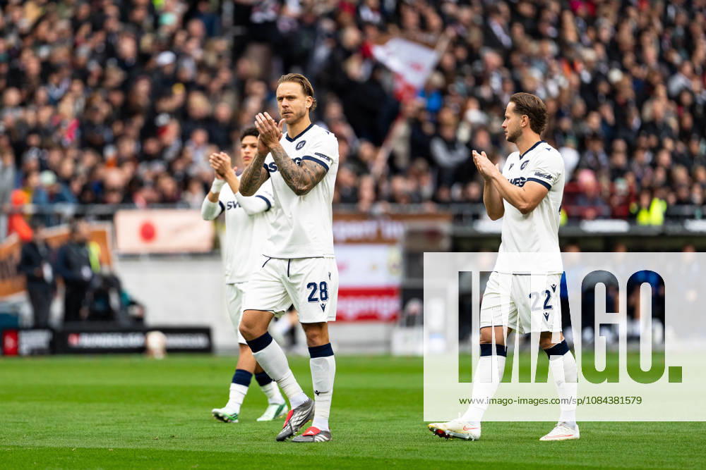 Marcel Franke (Karlsruher SC, 28) und Christoph Kobald (Karlsruher SC, 22) klatschen zu den Fans, GER, FC St. Pauli vs. Karlsruher SC, Fussball, 2. Bundesliga, Spieltag 7, Saison 2026 2027, 11.10.2026 DFL REGULATIONS PROHIBIT ANY USE OF PHOTOGRAPHS AS IMAGE SEQUENCES AND OR QUASI-VIDEO GER, FC St. Pauli vs. Karlsruher SC, Fussball, 2. Bundesliga, Spieltag 7, Saison 2026 2027, 11.10.2026 Hamburg