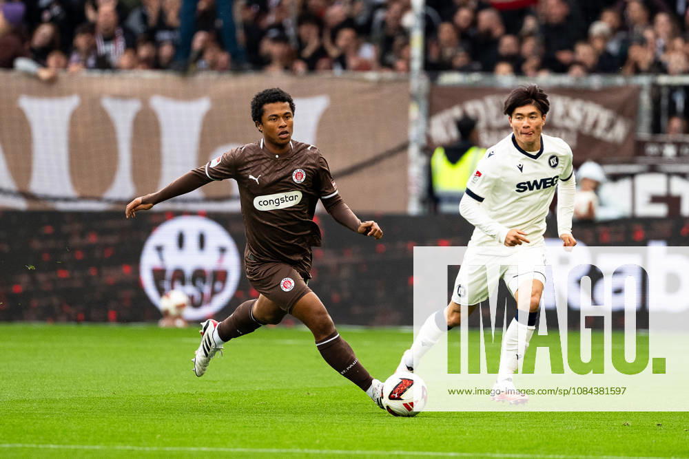 Joel Chima Fujita (FC St. Pauli, 16) im Dribbling, Shio Fukuda (Karlsruher SC, 13), GER, FC St. Pauli vs. Karlsruher SC, Fussball, 2. Bundesliga, Spieltag 7, Saison 2026 2027, 11.10.2026 DFL REGULATIONS PROHIBIT ANY USE OF PHOTOGRAPHS AS IMAGE SEQUENCES AND OR QUASI-VIDEO GER, FC St. Pauli vs. Karlsruher SC, Fussball, 2. Bundesliga, Spieltag 7, Saison 2026 2027, 11.10.2026 Hamburg