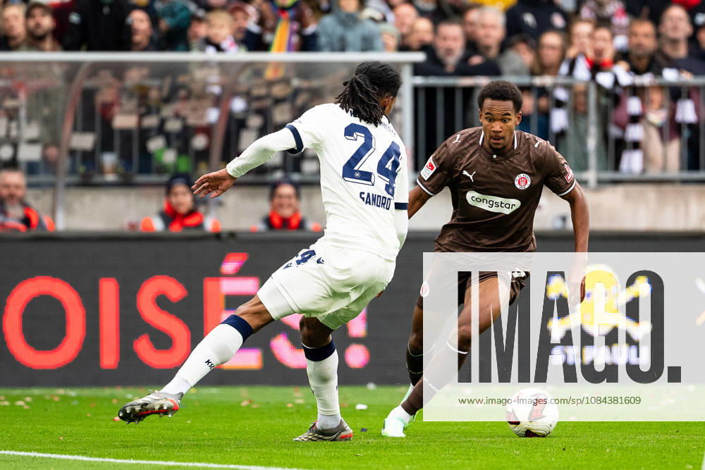 Youssoupha Niang (FC St. Pauli, 07) im Dribbling, Sandro Tremoulet (Karlsruher SC, 24), GER, FC St. Pauli vs. Karlsruher SC, Fussball, 2. Bundesliga, Spieltag 7, Saison 2026 2027, 11.10.2026 DFL REGULATIONS PROHIBIT ANY USE OF PHOTOGRAPHS AS IMAGE SEQUENCES AND OR QUASI-VIDEO GER, FC St. Pauli vs. Karlsruher SC, Fussball, 2. Bundesliga, Spieltag 7, Saison 2026 2027, 11.10.2026 Hamburg