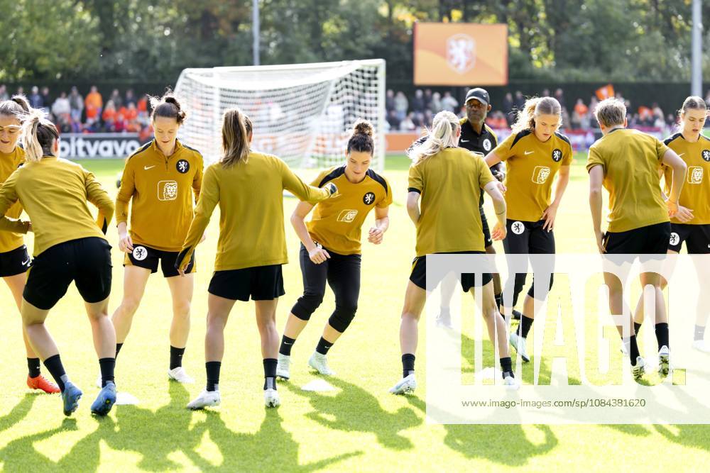 ZEIST - Dominique Janssen and Sophie Proost during a training session of the Dutch women s football team in preparation for the World Cup qualifying match against Hungary. SANDER KONING ANP ANPxSportx IVx 572122892 originalFilename: 572122892