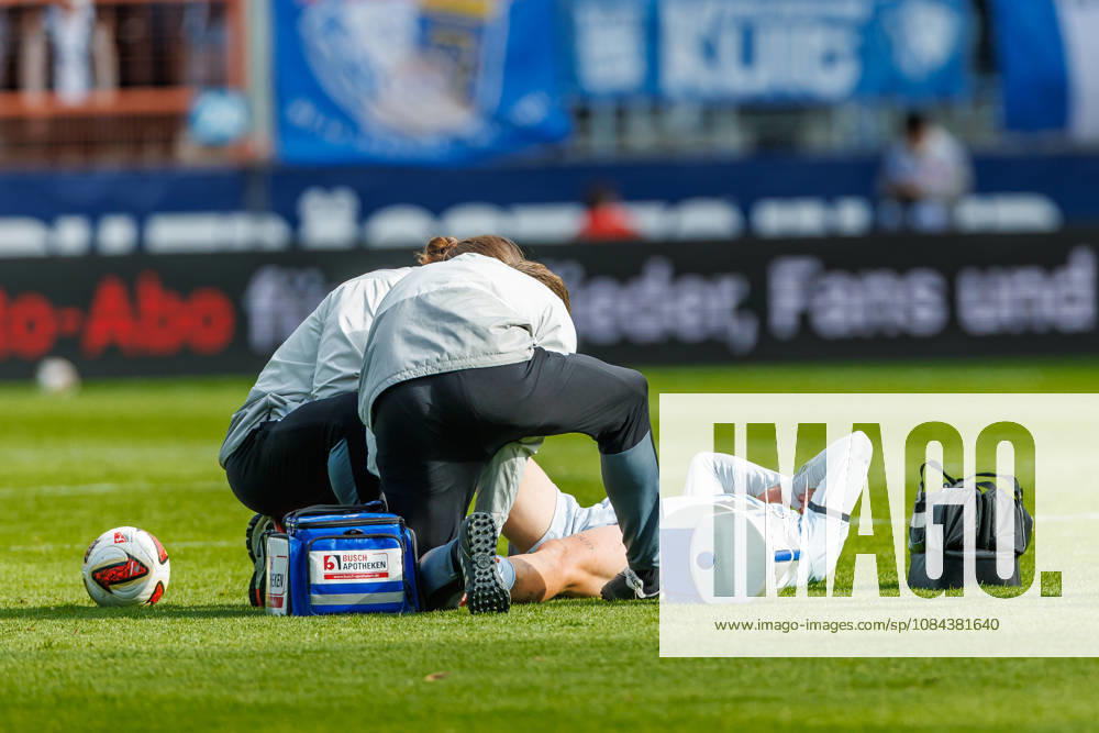 Joel Grodowski (DSC Arminia Bielefeld) wird behandelt waehrend des Spiels der 2. Bundesliga zwischen VfL Bochum und Arminia Bielefeld, Ruhrstadion am 11. October 2026 in Bochum, Deutschland. (Foto von Mario Hommes DeFodi Images) +++ Joel Grodowski (DSC Arminia Bielefeld) receives medical treatment during the 2nd Bundesliga match between VfL Bochum and Arminia Bielefeld at Vonovia Ruhrstadion on October 11, 2026 in Bochum, Germany. (Photo by Mario Hommes DeFodi Images) DFB DFL REGULATIONS PROHIBIT ANY USE OF PHOTOGRAPHS AS IMAGE SEQUENCES AND OR QUASI-VIDEO. (Photo by Mario Hommes DeFodi Images) -