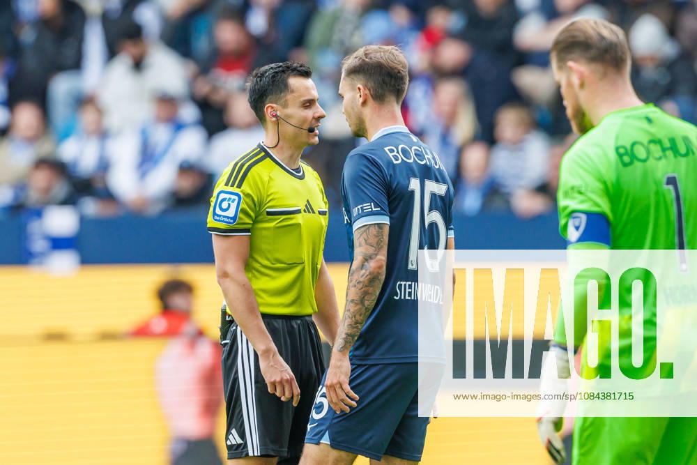 Schiedsrichter Konrad Oldhafer und Michael Steinwender (VfL Bochum) diskutieren waehrend des Spiels der 2. Bundesliga zwischen VfL Bochum und Arminia Bielefeld, Ruhrstadion am 11. October 2026 in Bochum, Deutschland. (Foto von Mario Hommes DeFodi Images) +++ Schiedsrichter Konrad Oldhafer und Michael Steinwender (VfL Bochum) discusses during the 2nd Bundesliga match between VfL Bochum and Arminia Bielefeld at Vonovia Ruhrstadion on October 11, 2026 in Bochum, Germany. (Photo by Mario Hommes DeFodi Images) DFB DFL REGULATIONS PROHIBIT ANY USE OF PHOTOGRAPHS AS IMAGE SEQUENCES AND OR QUASI-VIDEO. (Photo by Mario Hommes DeFodi Images) -